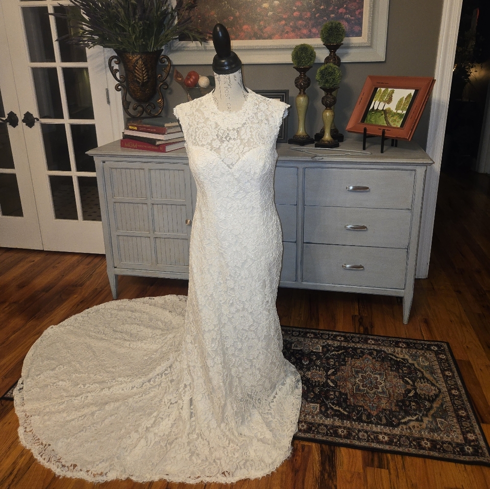 David's Bridal Elegant White Lace Wedding Dress